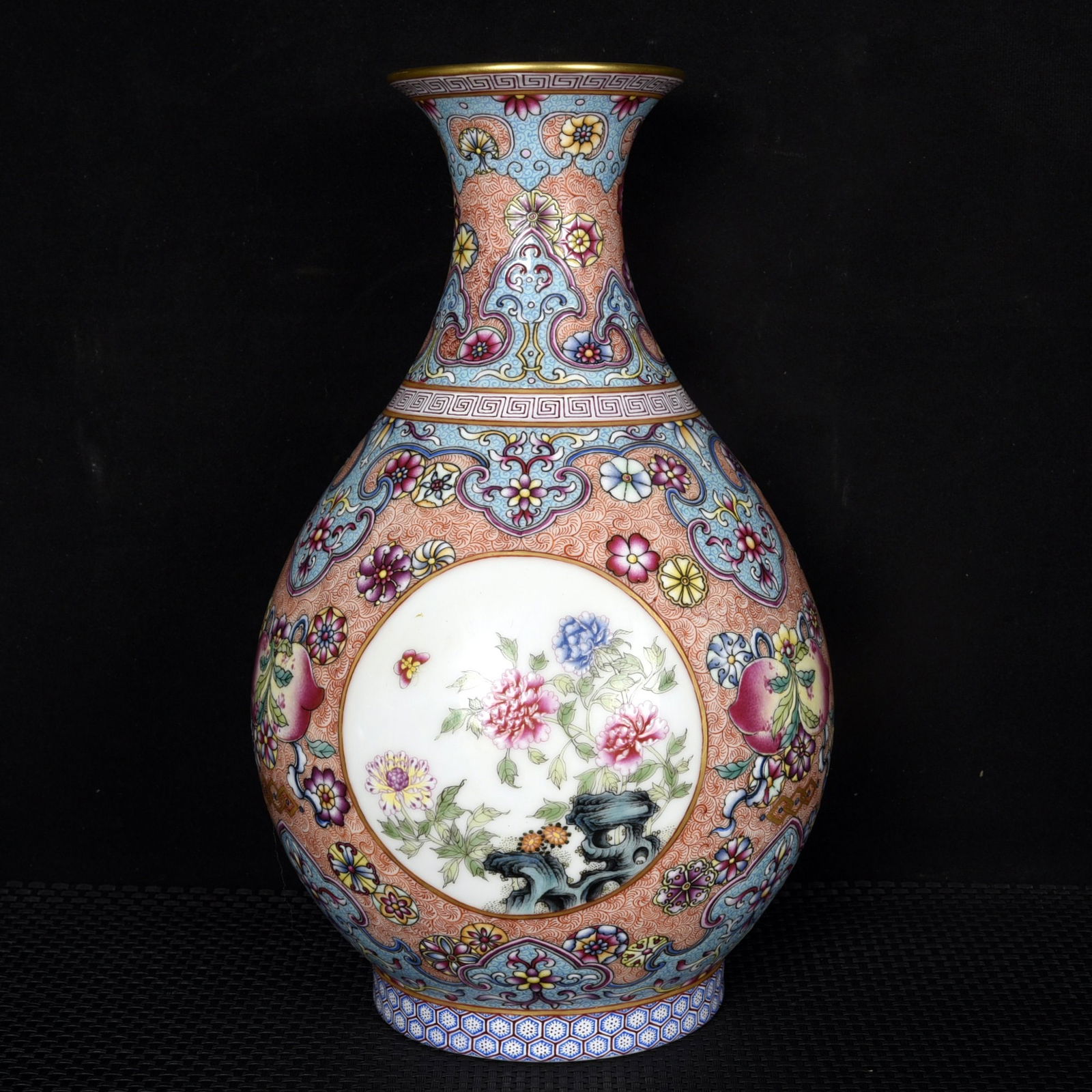 An Exquisite Enamel Painted Gold Flower Pattern Vase: An Exquisite Enamel Painted Gold Flower Pattern Vase,Qing Dynasty, China,Qianlong Four-character Mark,Size:29.5cmx18cm 