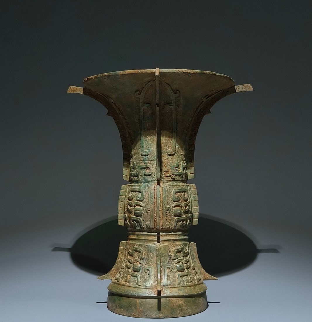 An Archaic Bronze Beast-Face Pattern Vase (1 of 9)