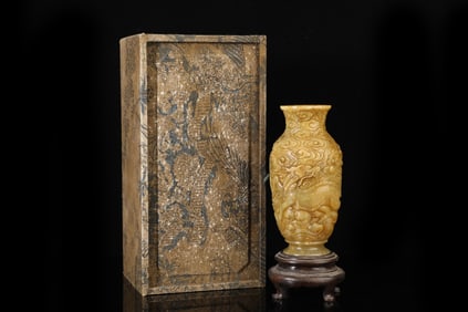 An Exquisite Tianhuang Stone Auspicious Cloud and Dragon Pattern Vase