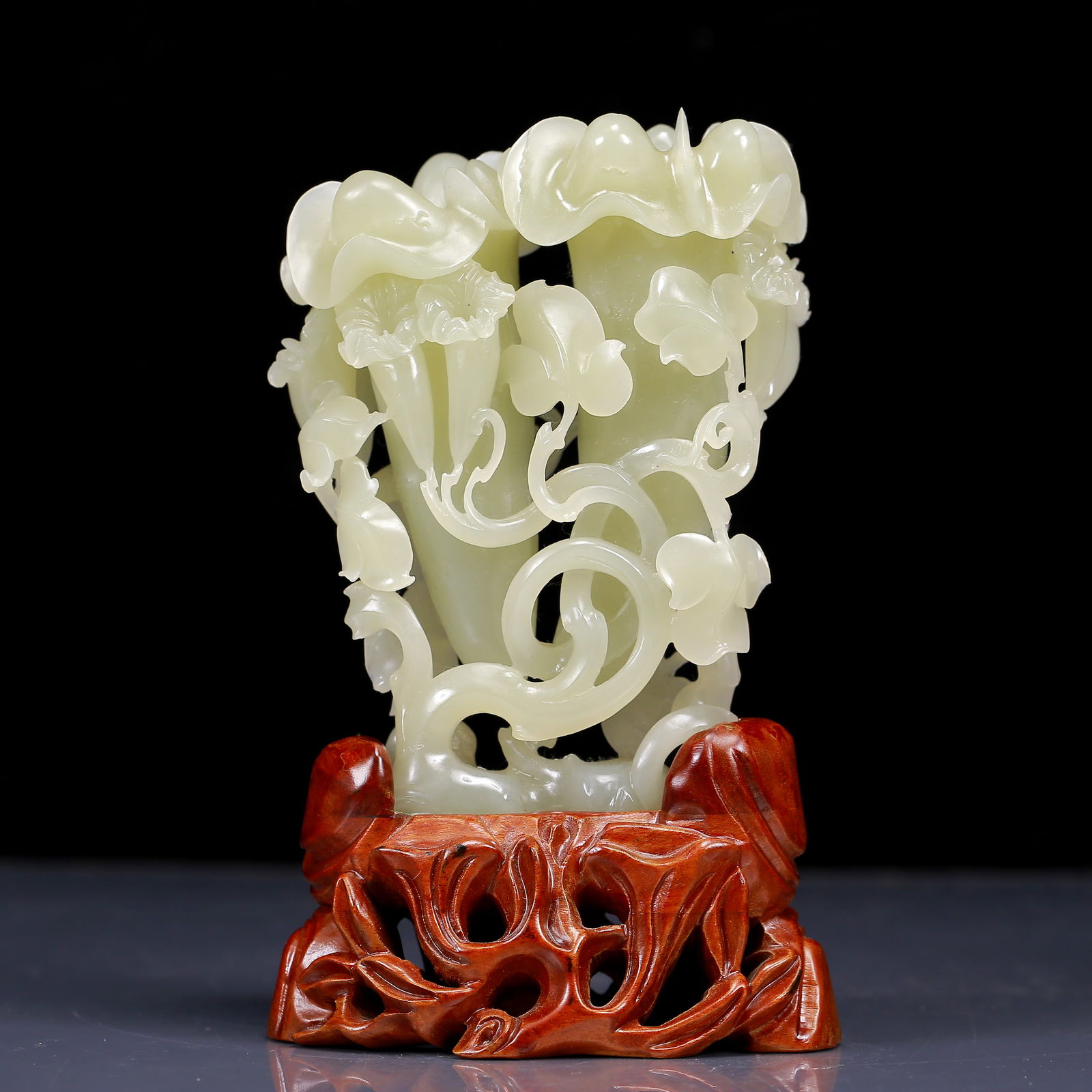 An Exquisite White Jade Flower Pattern Ornament: An Exquisite White Jade Flower Pattern Ornament,Qing Dynasty, China,Size:10cmx5cmx13.5cm,Weight:615g 白玉花卉纹摆件，清代