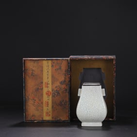 An Exquisite Ge yao White Glazed Cover with Silver Double-Ears Vase,With an Imperial Poem by Emperor