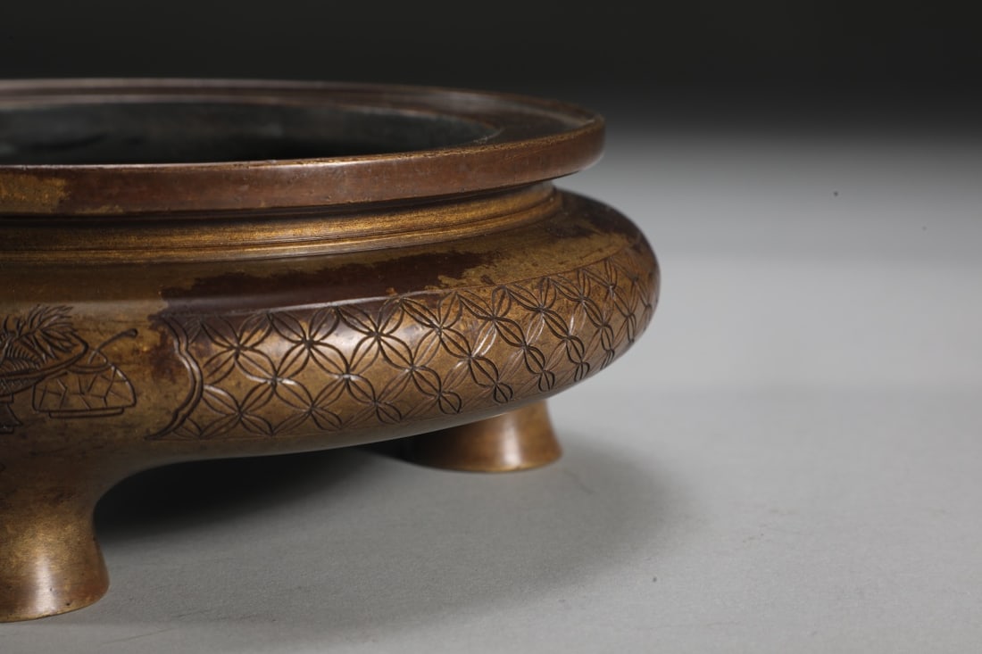 An Exquisite Bronze Bogu Pattern Tripod Censer - 8
