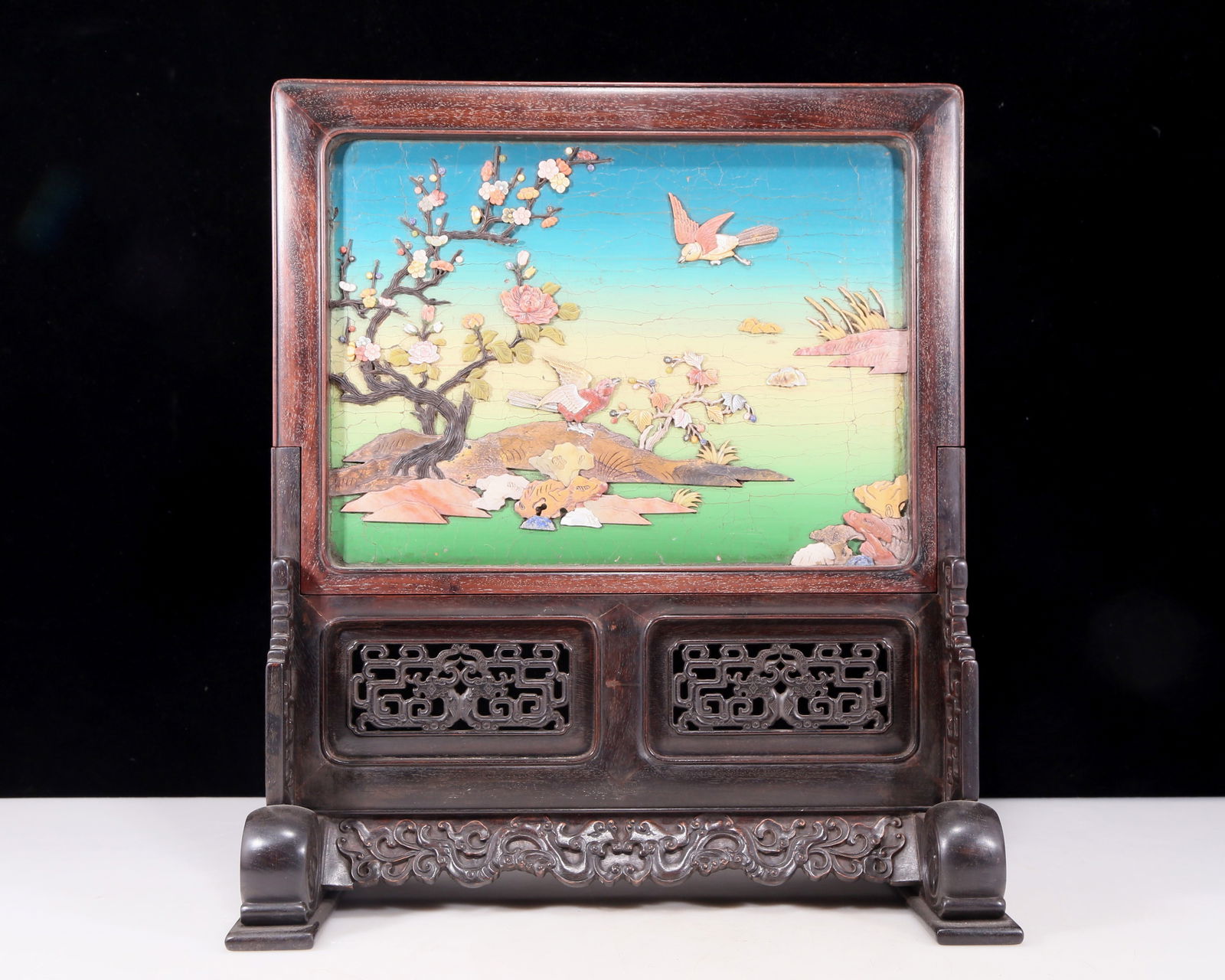 An exquisite zitanwood lacquered, gold-embedded, flower-and-bird pattern table screen: An exquisite zitanwood table screen filled with lacquer, gold, and inlaid with gemstones and flower and bird patterns, Qing Dynasty , China. This exquisite table screen is a masterpiece of Chinese