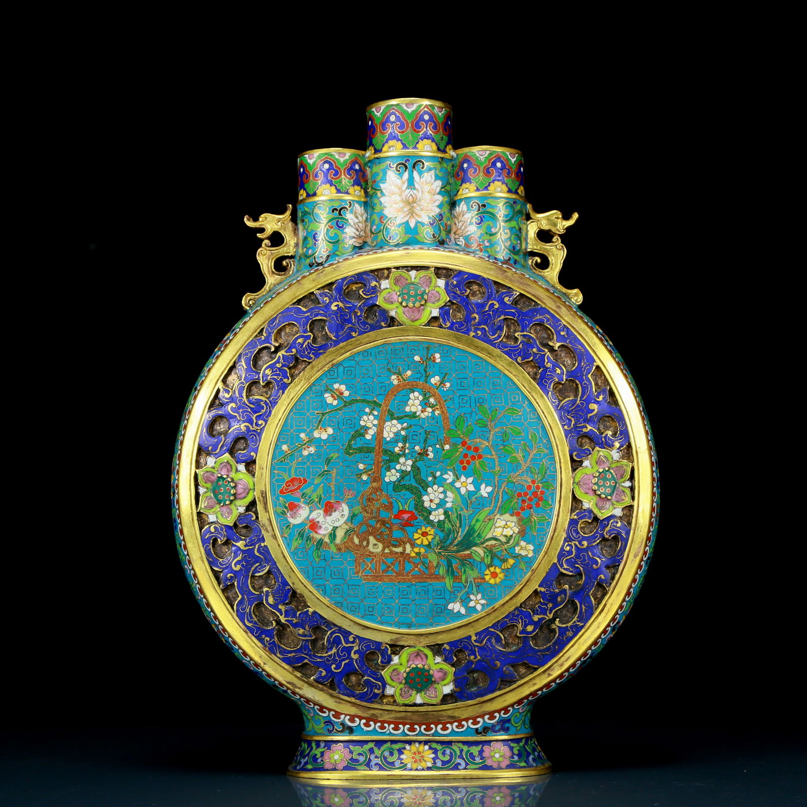 A perfect cloisonné floral amphorae: A perfect cloisonné flower pattern amphora, the application of filigree technology makes the decoration of this collection more delicate and three-dimensional. This collectible is functional as w