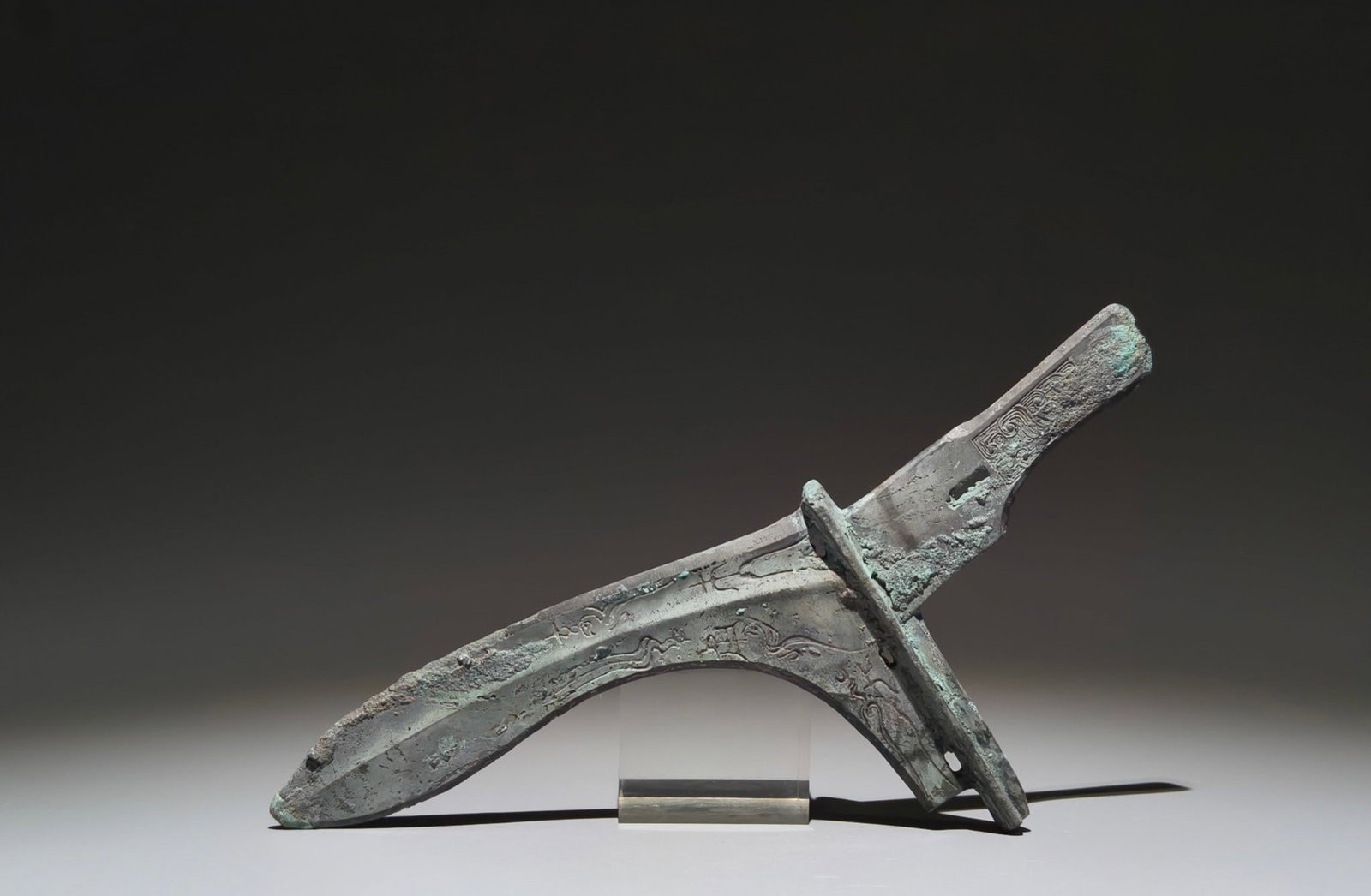 An Archaic Bronze Feather Pattern Weapon,With Inscription (1 of 9)