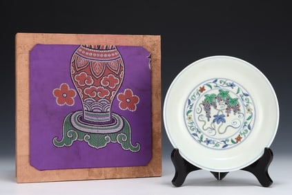 An Exquisite Doucai Grapes Pattern Plate