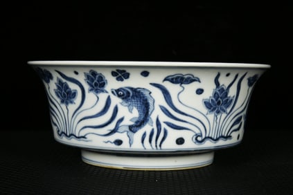 An Exquisite Blue and White Fish and Algae Pattern Bowl