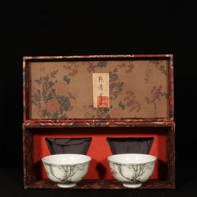 A Pair of Exquisite Famille-Rose Flower and Bird Pattern Bowls,With Poem