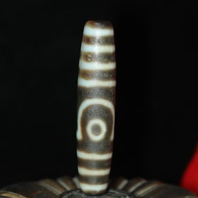 An Exquisite Two Eyes Dzi Bead Pendant