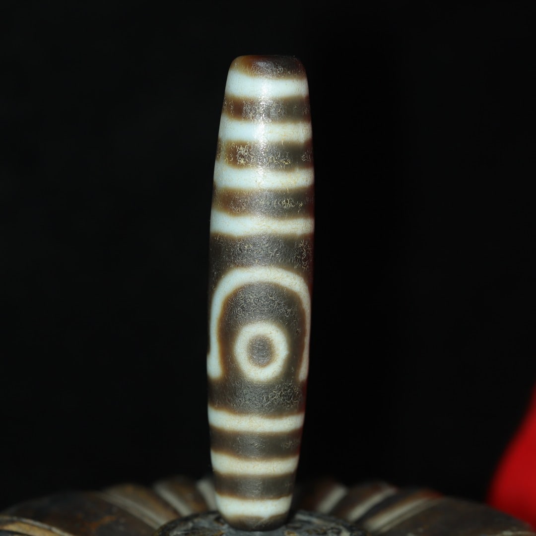 An Exquisite Two Eyes Dzi Bead Pendant: An Exquisite Two Eyes Dzi Bead Pendant，Size：68mmx15mm，Weight：24g 两眼天珠挂件