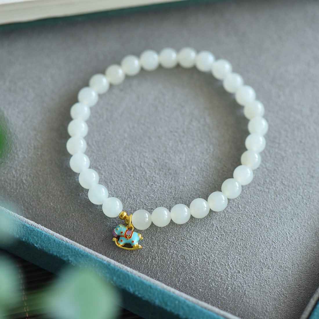 An Exquisite White Jade Bracelets: An Exquisite White Jade Bracelets,Size:6mm 寓意:『素净,本身就是一种美,一条美美哒白玉&#
