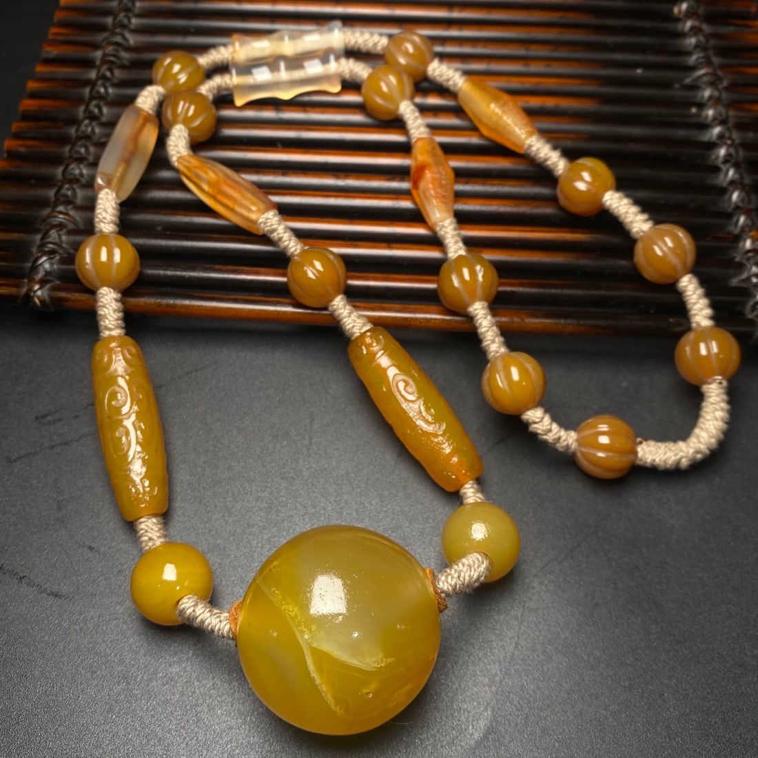 An Exquisite Agate Necklace: An Exquisite Agate Necklace,Size:35mm,39mmx13mm 玛瑙项链