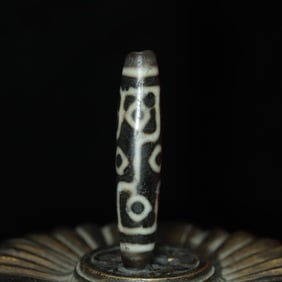 An Exquisite Nine Eyes Dzi Bead Pendant