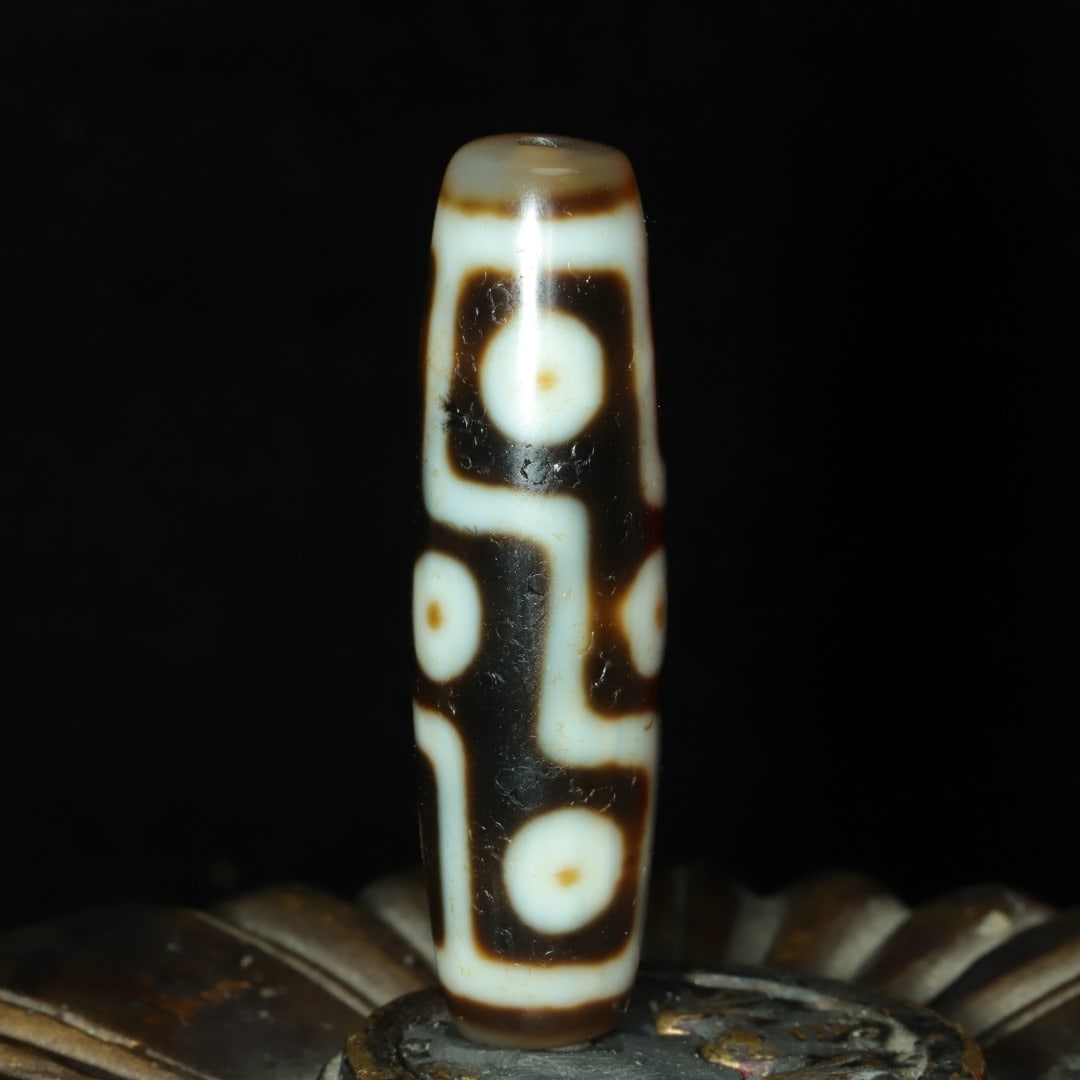 An Exquisite Nine Eyes Dzi Bead Pendant: An Exquisite Nine Eyes Dzi Bead Pendant，Size：45mmx12mm，Weight：11g 九眼天珠挂件