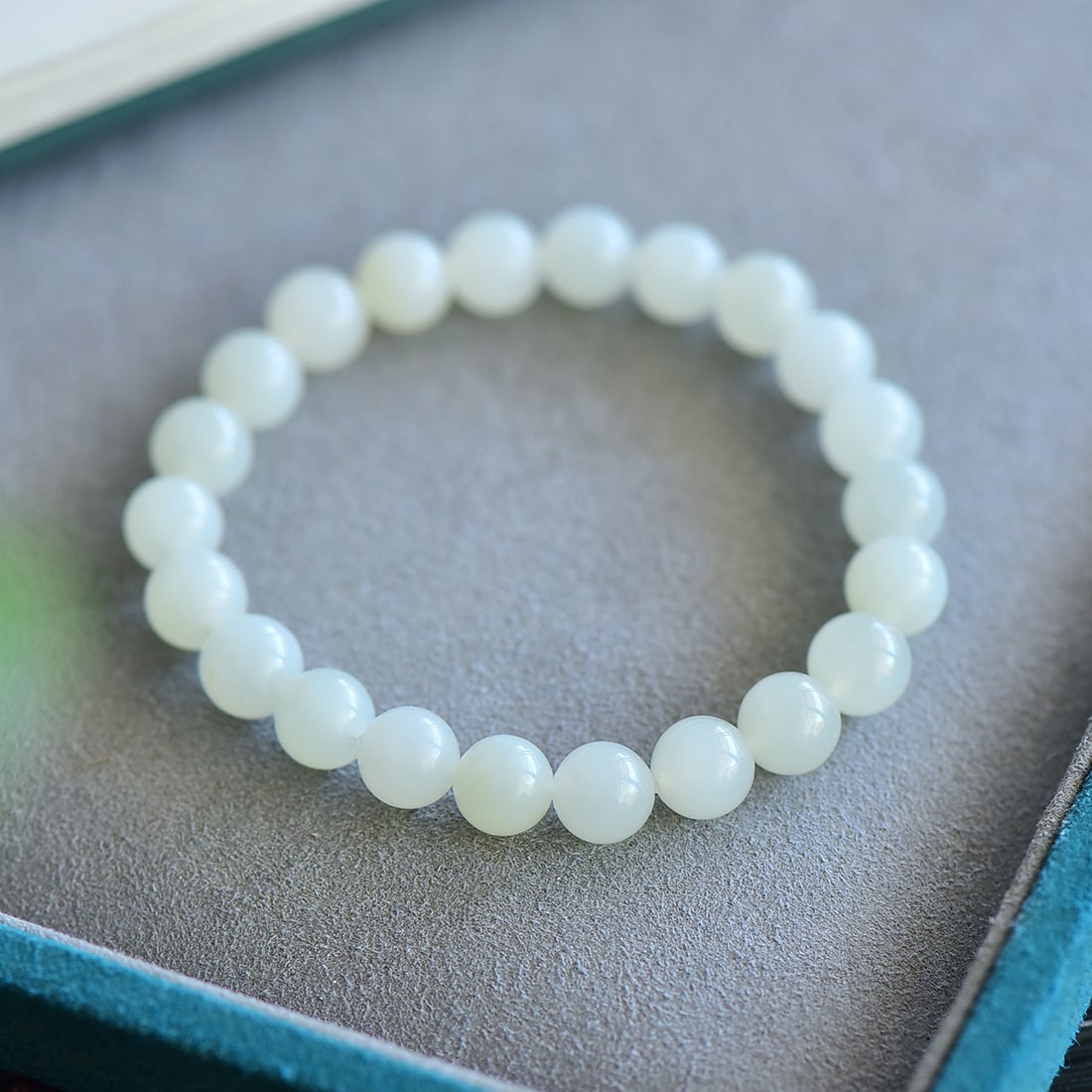 An Exquisite White Jade Bracelets: An Exquisite White Jade Bracelets,Size:8.5mm 寓意:『柔和淡雅的脂润光泽,上身温柔大气如&