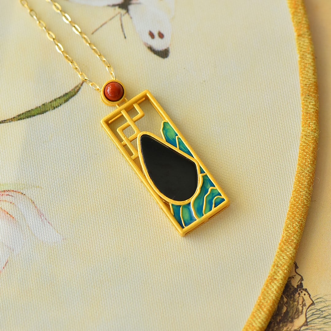 An Exquisite Sterling Silver-Gold Plated Inlaid Black Jade Pendant: An Exquisite Sterling Silver-Gold Plated Inlaid Black Jade Pendant 纯银镀金镶黑玉吊坠