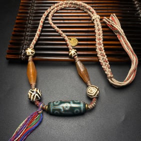 An Exquisite Agate Dzi Bead Necklace,With Cinnabar