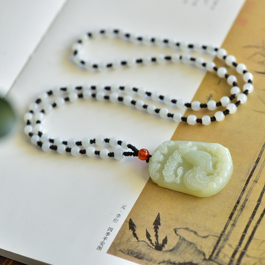 An Exquisite White Jade Rooster Pattern Pendant: An Exquisite White Jade Rooster Pattern Pendant,Size:50mmx30mm 白玉公鸡纹吊坠