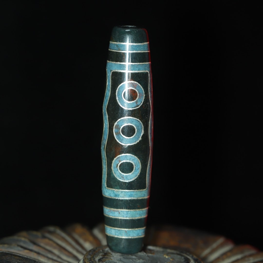 An Exquisite Seven Eyes Dzi Bead Pendant: An Exquisite Seven Eyes Dzi Bead Pendant，Size：59mmx13mm，Weight：17g 七眼天珠挂件