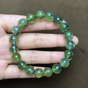 An Exquisite Crystal Bracelets