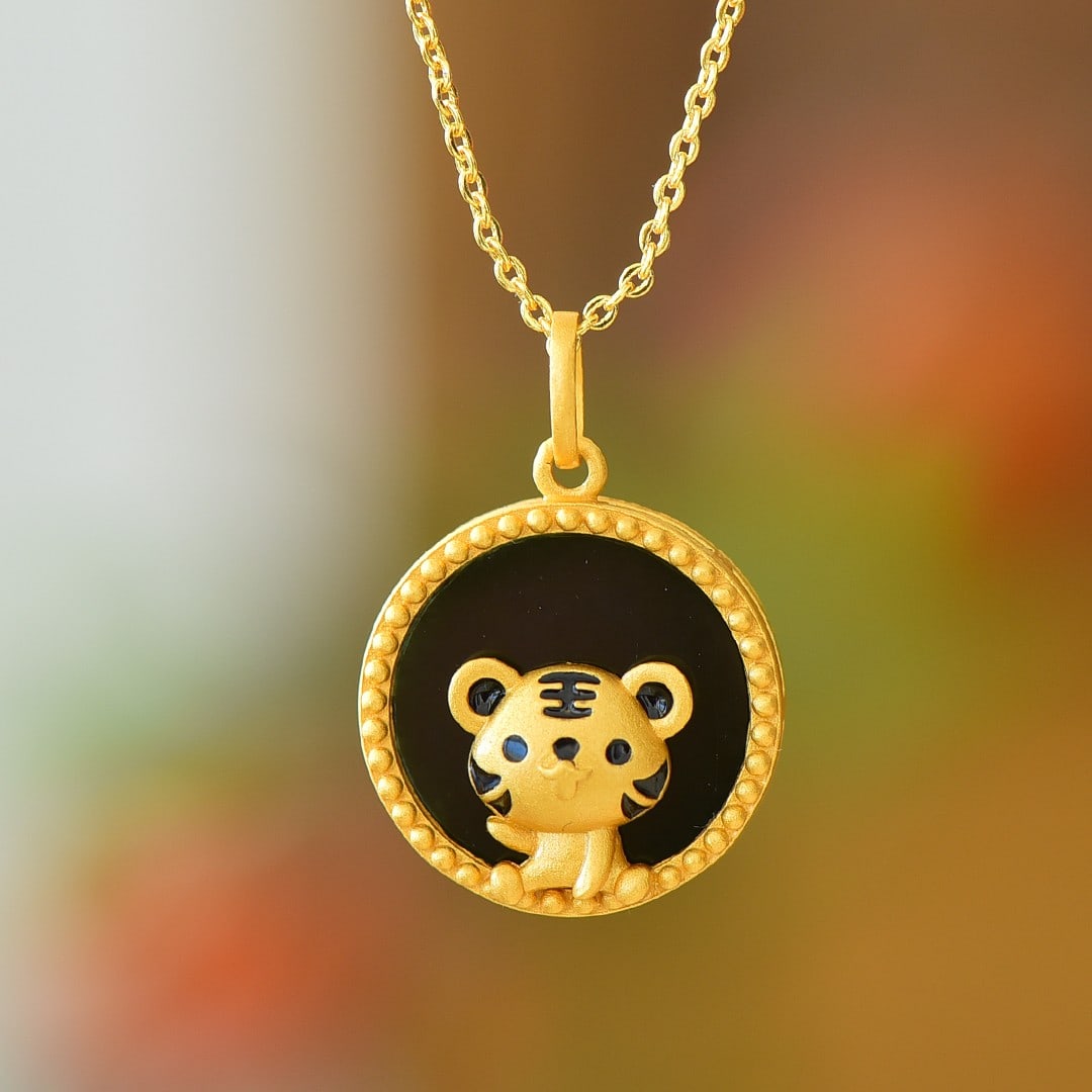 An Exquisite Sterling Silver-Gold Plated Inlaid Black Jade Pendant: An Exquisite Sterling Silver-Gold Plated Inlaid Black Jade Pendant 纯银镀金镶黑玉吊坠