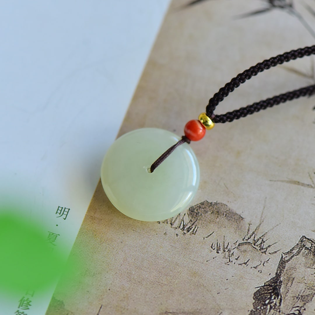 An Exquisite White Jade Pendant: An Exquisite White Jade Pendant,Size:20mmx20mmx5 寓意:吉祥平安扣,玉脂白润,无裂无纹 
