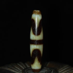 An Exquisite Dzi Bead Pendant