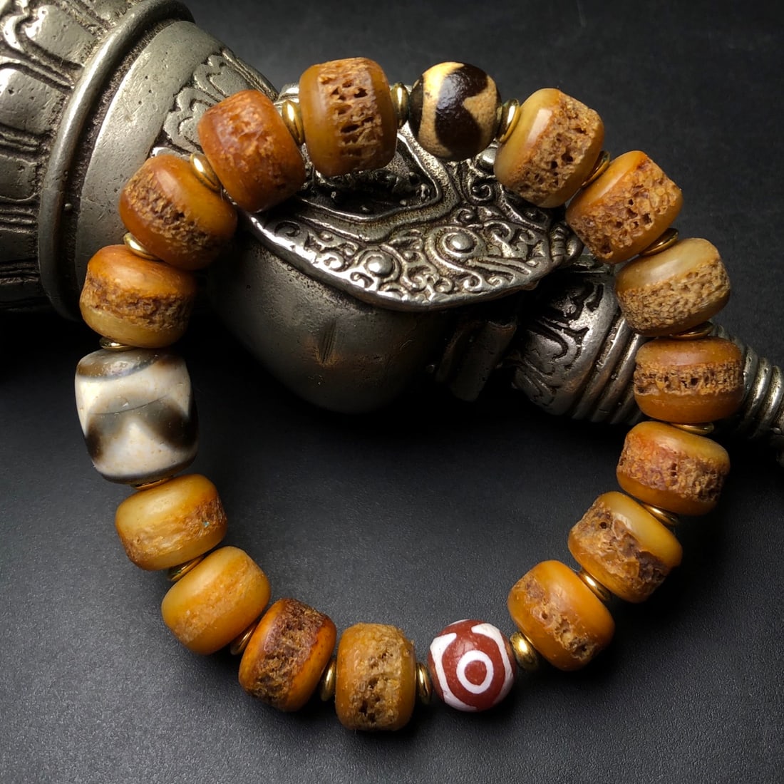 An Exquisite Dzi Bead Bracelets: An Exquisite Dzi Bead Bracelets,Size:12mmx9mm,15mmx13mm 天珠手串