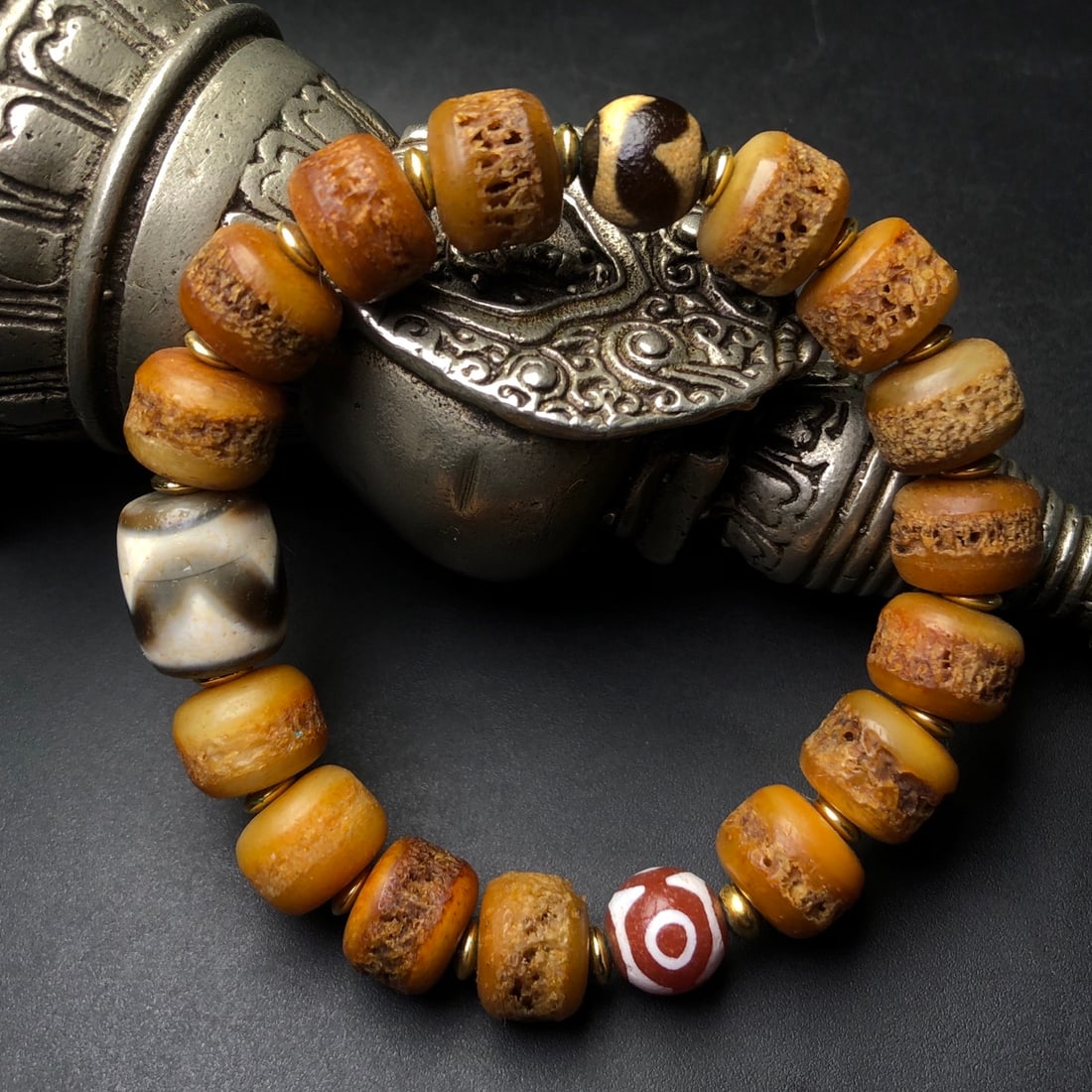An Exquisite Dzi Bead Bracelets - 3