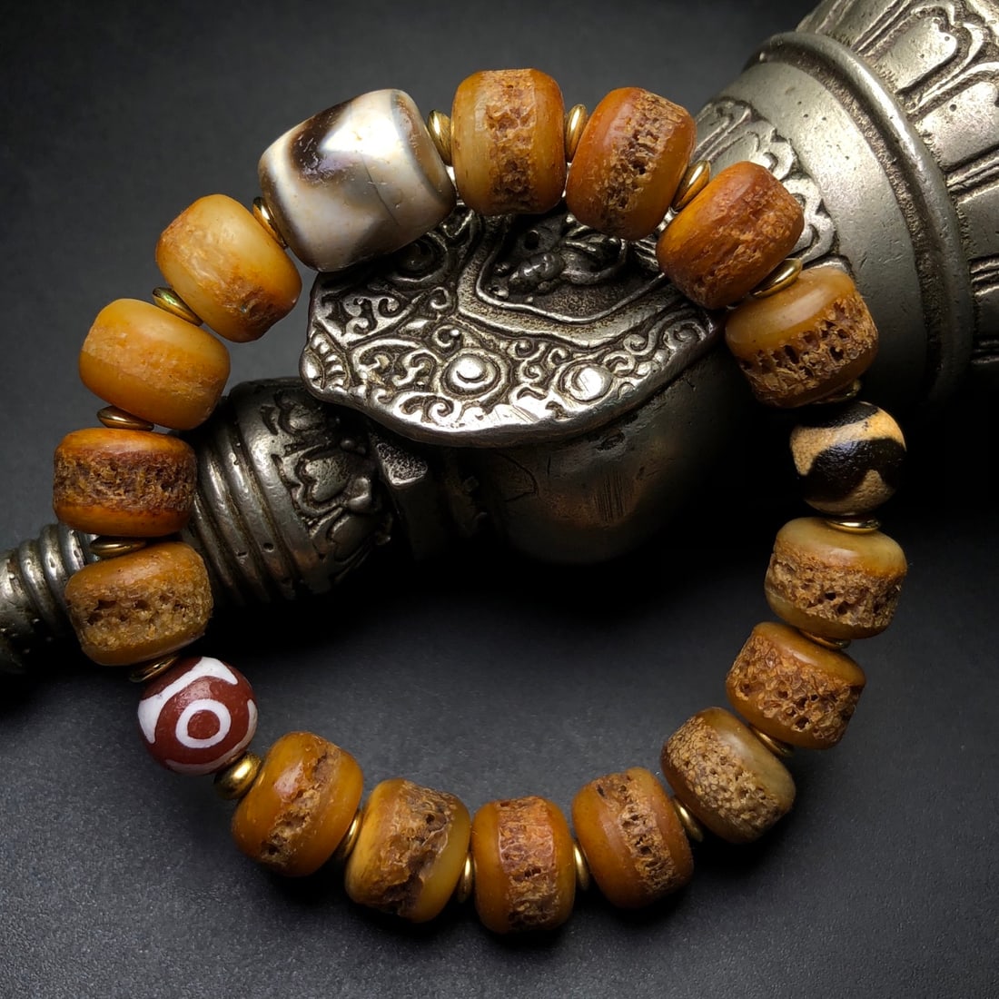 An Exquisite Dzi Bead Bracelets - 5