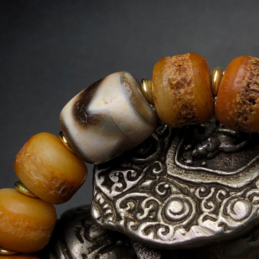 An Exquisite Dzi Bead Bracelets - 7