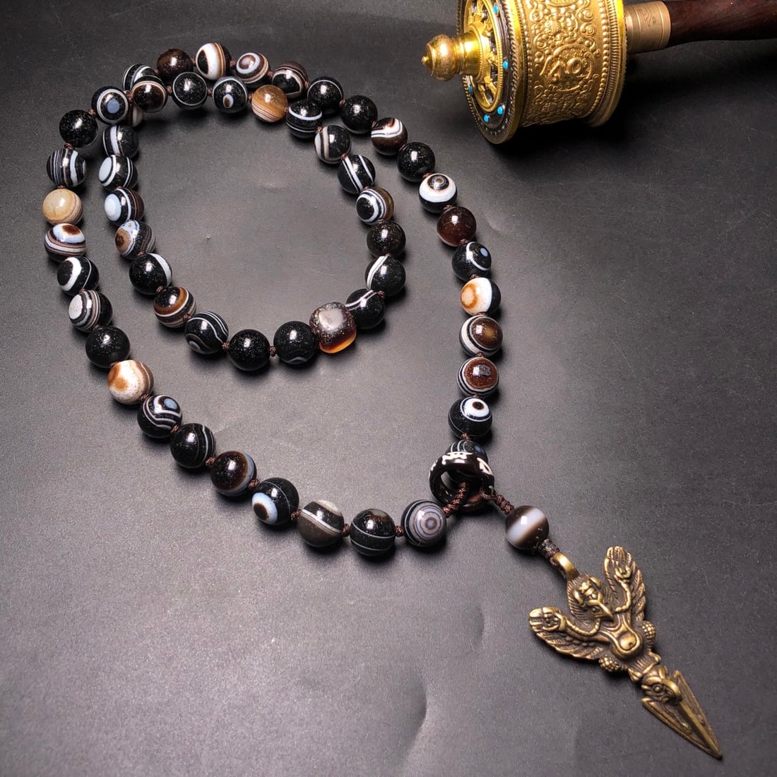 An Exquisite Inlaid Bronze Dzi Bead Necklace: An Exquisite Inlaid Bronze Dzi Bead Necklace,Size:13mm,60mmx32mmx12mm 镶铜天珠项链