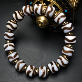 An Exquisite Dzi Bead Bracelets