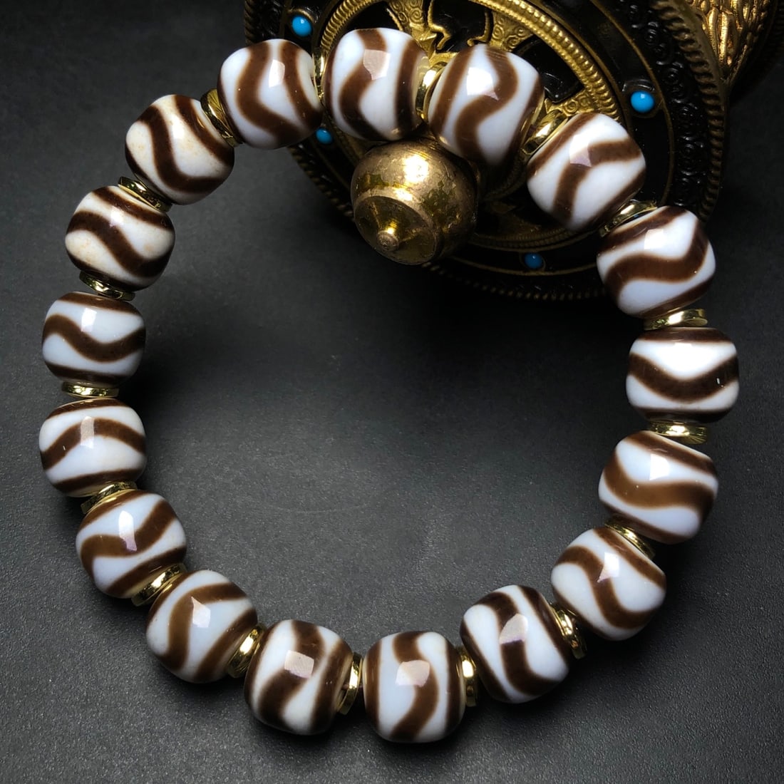 An Exquisite Dzi Bead Bracelets - 3