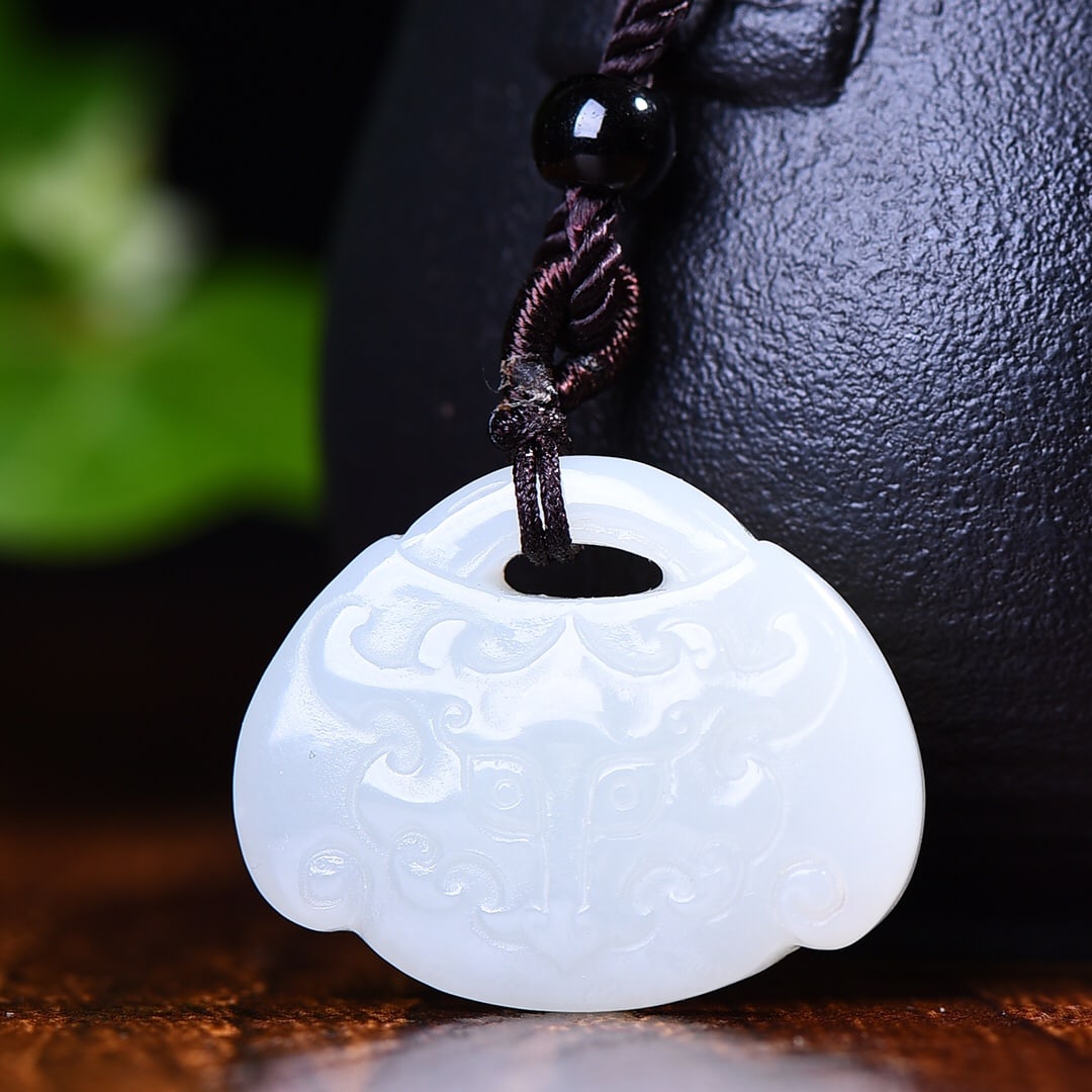 An Exquisite White Jade Beast-Face Pattern Pendant: An Exquisite White Jade Beast-Face Pattern Pendant,Size:30mmx24mm (寓意)吉祥 消灾 辟邪 保平安 