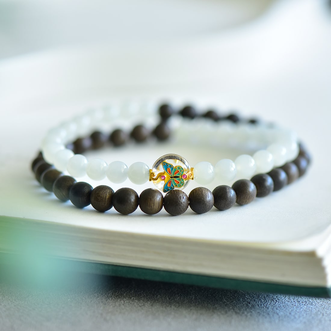 An Exquisite White Jade Eaglewood Bracelets: An Exquisite White Jade Eaglewood Bracelets,Size:6mm 寓意:福气满满