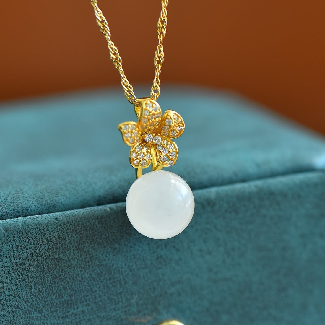 An Exquisite Sterling Silver-Gold Plated Inlaid White Jade Pendant: An Exquisite Sterling Silver-Gold Plated Inlaid White Jade Pendant,Size:10mmx10mm 纯银镀金镶白玉吊坠