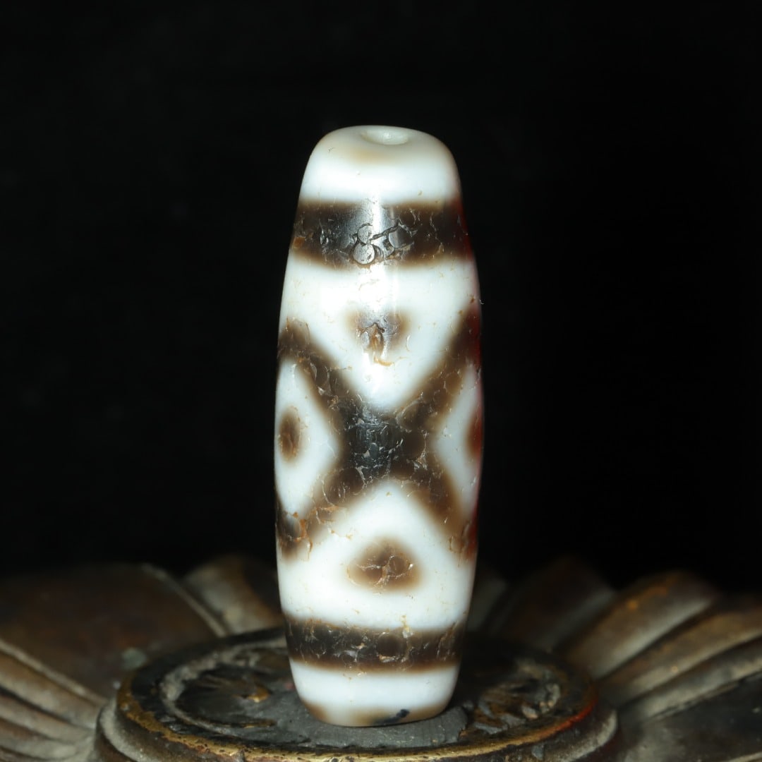 An Exquisite Three Eyes Dzi Bead Pendant: An Exquisite Three Eyes Dzi Bead Pendant，Size：38mmx13mm，Weight：11g 三眼天珠挂件