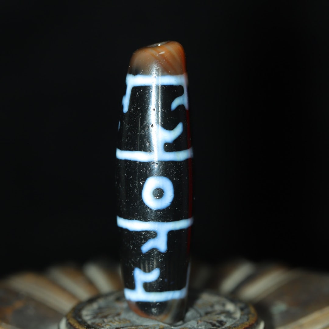 An Exquisite Dzi Bead Pendant: An Exquisite Dzi Bead Pendant，Size：46mmx12mm，Weight：11g 天珠挂件