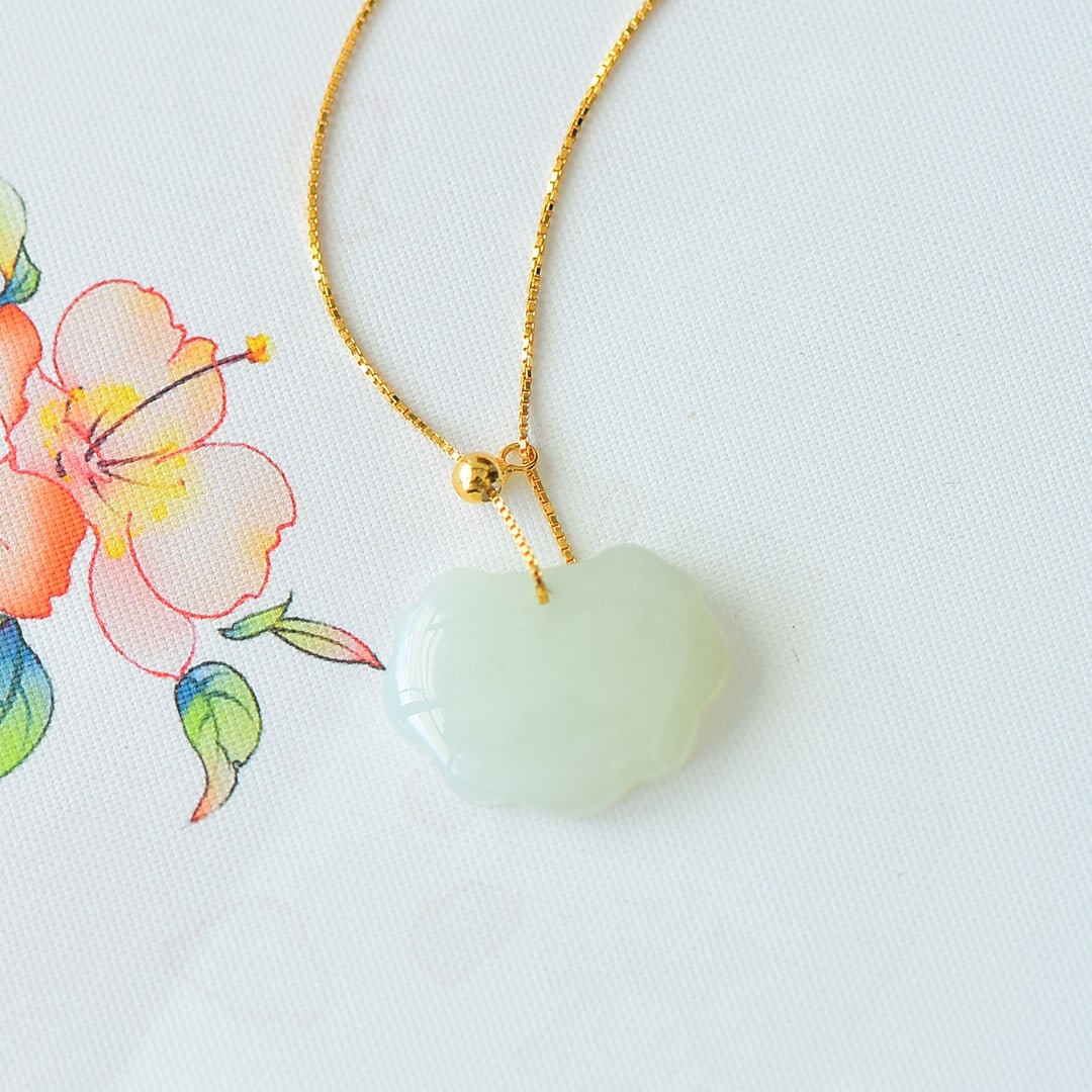 An Exquisite Sterling Silver-Gold Plated Inlaid White Jade Pendant: An Exquisite Sterling Silver-Gold Plated Inlaid White Jade Pendant,Size:16mmx21mm 纯银镀金镶白玉吊坠