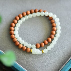 An Exquisite White Jade Sandalwood Bracelets