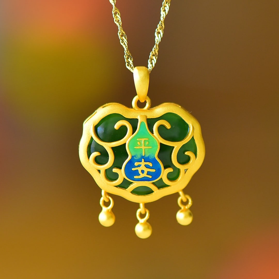 An Exquisite Sterling Silver-Gold Plated Inlaid Sapphire Pendant: An Exquisite Sterling Silver-Gold Plated Inlaid Sapphire Pendant 纯银镀金镶青玉吊坠