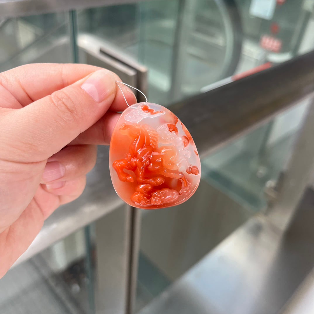 An Exquisite Agate Horse Pattern Pendant: An Exquisite Agate Horse Pattern Pendant,Size:42.3mmx35.6mmx11.8mm,Total Weight:24.1g 玛瑙马纹吊坠