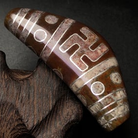 An Exquisite Dzi Bead Pendant,Inlaid Silver Wire,With Cinnabar