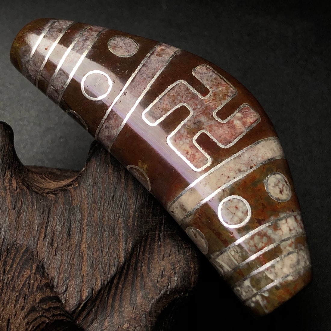 An Exquisite Dzi Bead Pendant,Inlaid Silver Wire,With Cinnabar: An Exquisite Dzi Bead Pendant,Inlaid Silver Wire,With Cinnabar,Size:63mmx25mmx12mm,Weight:30g 天珠挂件,嵌银丝,配朱砂