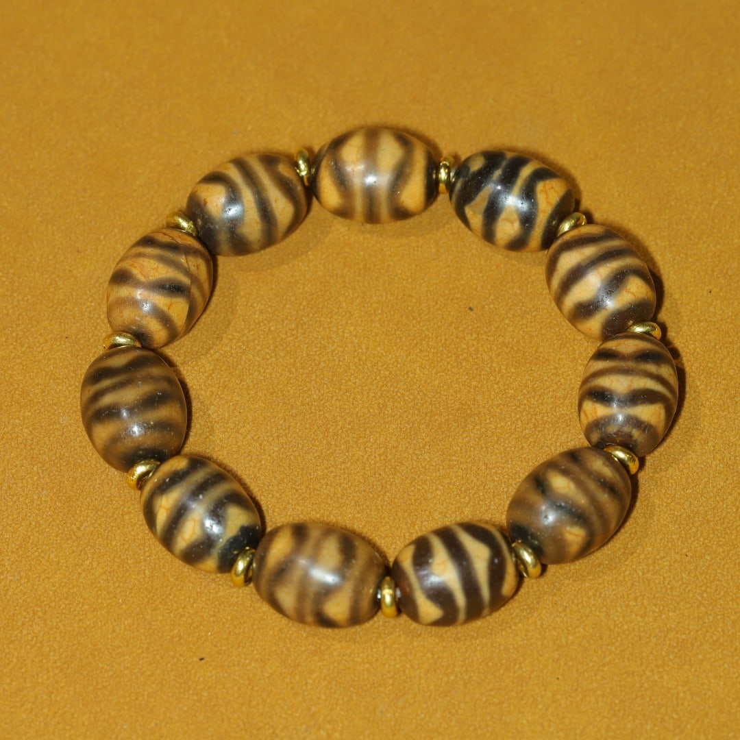An Exquisite Dzi Bead Bracelets: An Exquisite Dzi Bead Bracelets，Size：16mmx12mm，Weight：43g 天珠手链