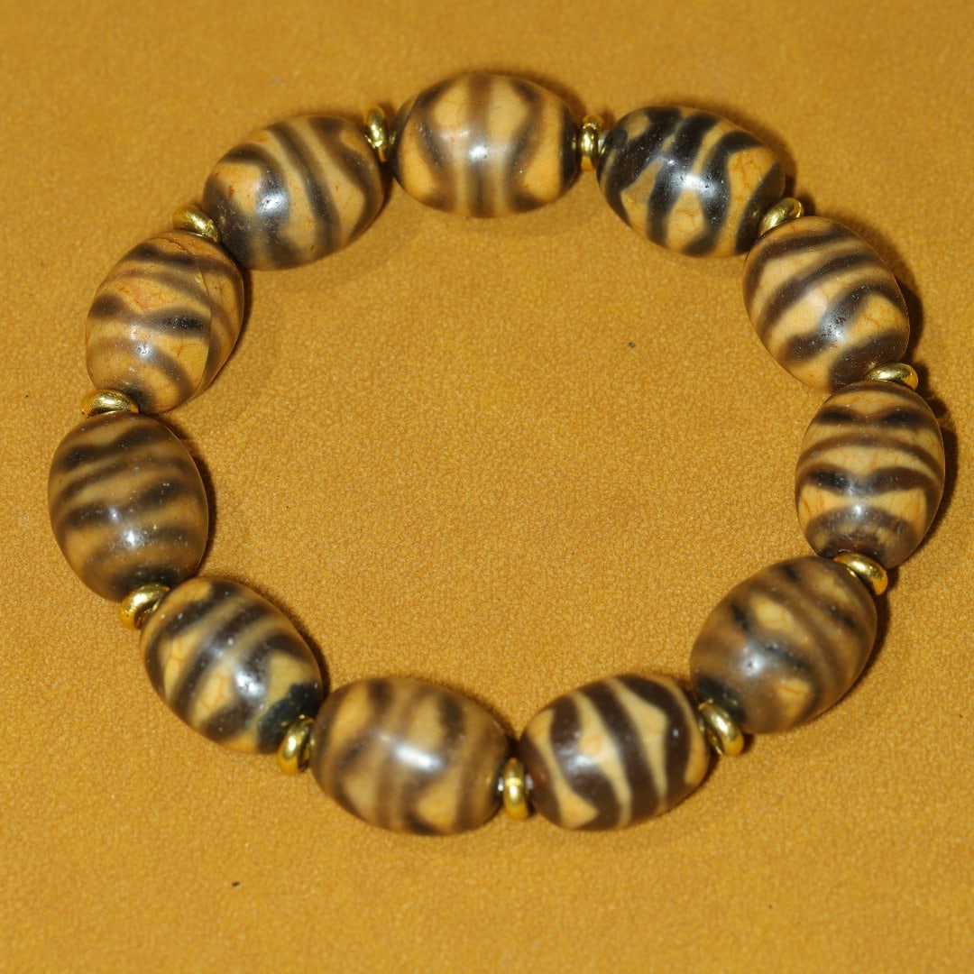 An Exquisite Dzi Bead Bracelets - 3