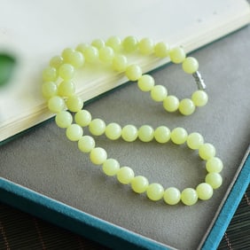 An Exquisite Yellow Jade Necklace