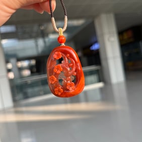 An Exquisite Agate Flower and Bird Pattern Pendant