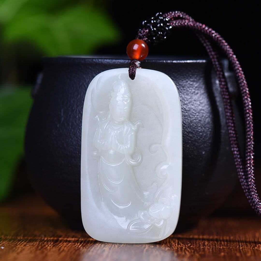 An Exquisite White Jade Avalokitesvara Pattern Pendant: An Exquisite White Jade Avalokitesvara Pattern Pendant,Size:28mmx47mm (寓意)莲花观音,玉脂白润,无裂无纹 